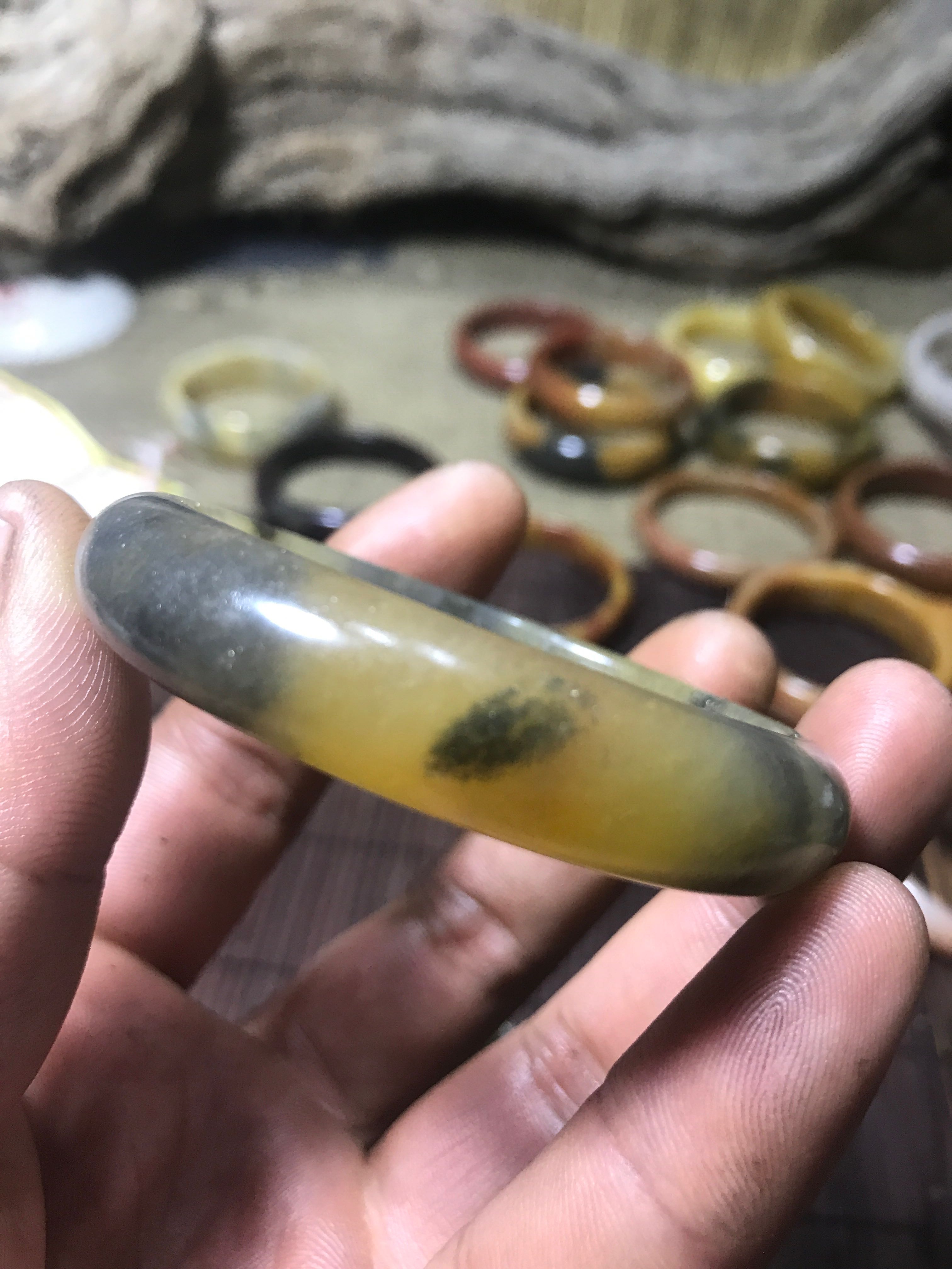 新疆克拉玛依乌尔禾天然金丝玉手镯女款天然戈壁玉正品乌鸦皮手镯 新疆克拉玛依乌尔禾天然金丝玉手镯女款天然戈壁玉正品乌鸦皮手镯