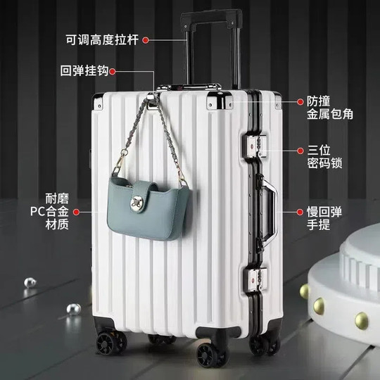 Прочный и долговечный чемодан-тележка из поликарбонатного материала.