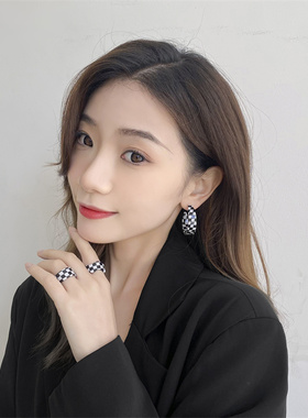 韩国个性黑白格食指开口戒指时尚简约百搭精致s925银针耳饰耳圈女