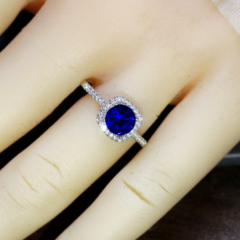 One carat sapphire three-piece jewelry set
