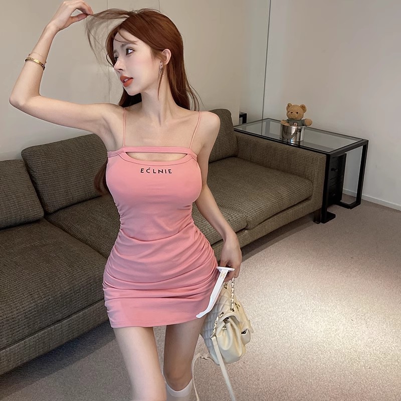 纯欲风性感粉色镂空显胸吊带连衣裙女春夏辣妹紧身褶皱包臀短裙子 - 图3