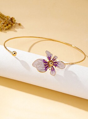 A Simple and Elegant Women's Choker with a Colorful Flower D
