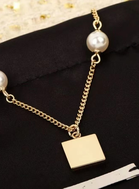 缪小姐24珍珠顶版早春新款M系法式优雅白色小翻领赫本风高腰气质