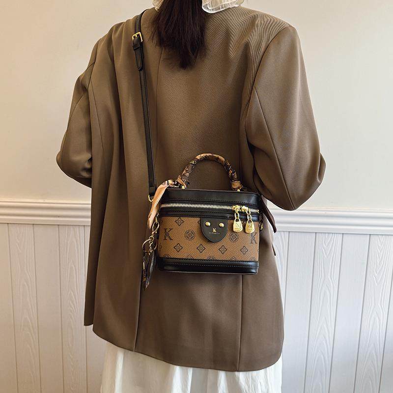 轻奢复古真皮盒子包水桶包2025新款今年流行爆款老花斜挎小包包女,淘宝优惠券,粉丝福利购,淘宝优惠卷