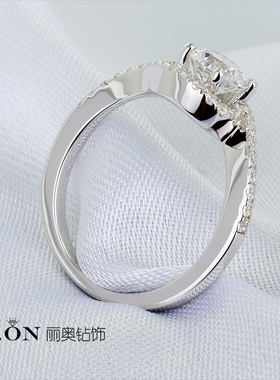 轻奢四爪扭壁60分镶钻婚戒女士