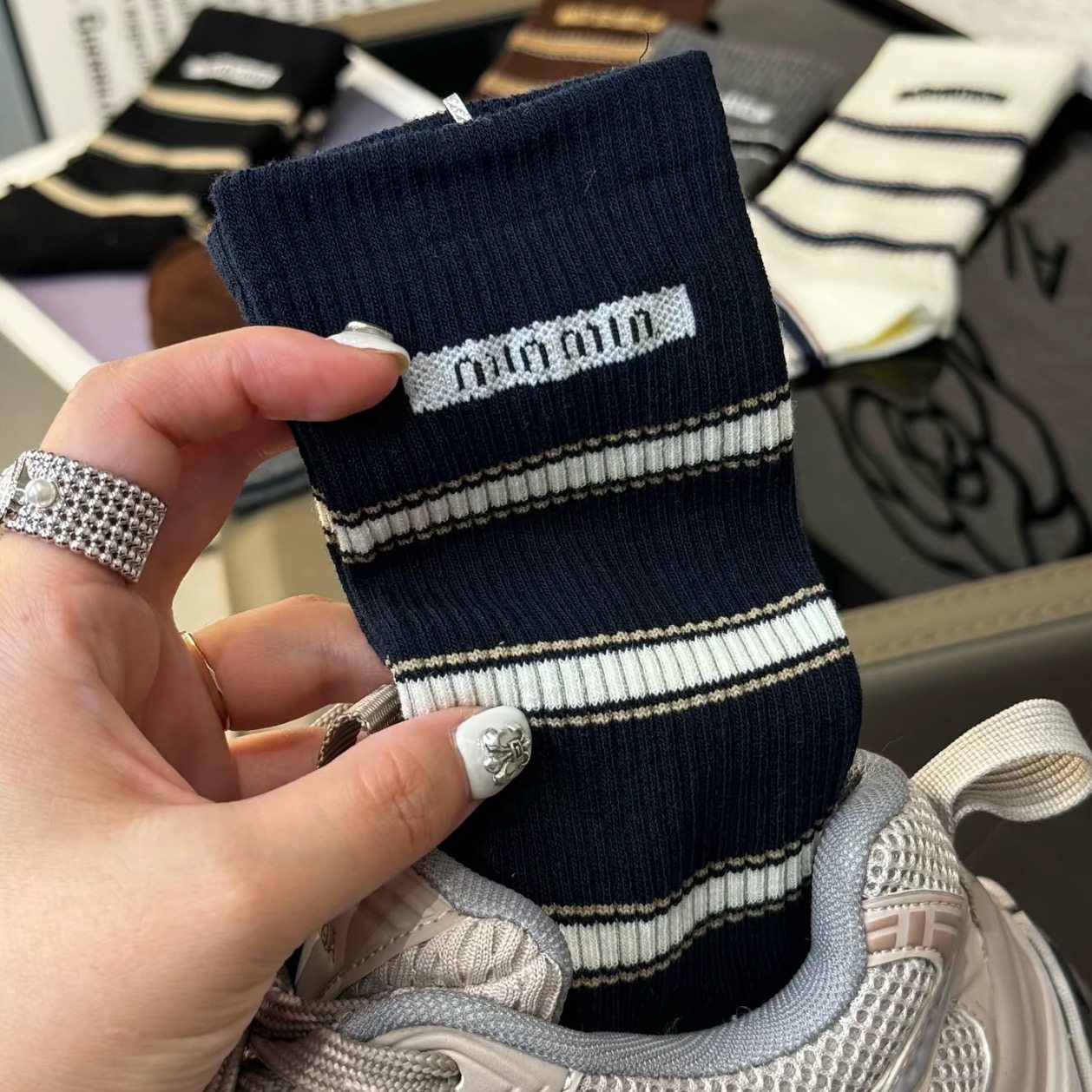 韩国袜子女2025秋季新款学院风中筒袜撞色条纹ins堆堆袜无骨长袜,淘宝优惠券,粉丝福利购,淘宝优惠卷