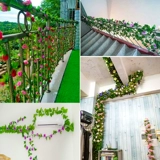 Фальшивые цветы украшают виноградные лозы, чтобы покрыть воздушные кондиционирующие виноградные лозы
