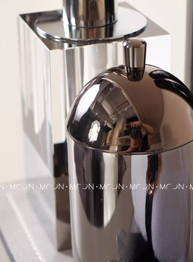 现代轻奢风样板房洗手间卫浴摆件软装饰品乳液瓶托盘毛巾摆设道具