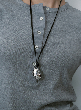 PAUSA ANN 时髦黑皮绳水瓶/圆环质感现代感长项链/毛衣链