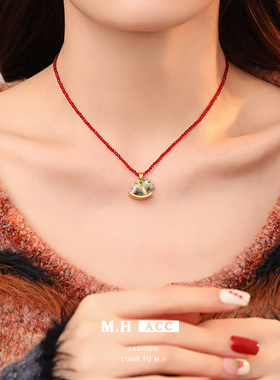 喜庆红色串珠项链配饰女新年复古设计感锁骨链秋冬可爱木马吊坠