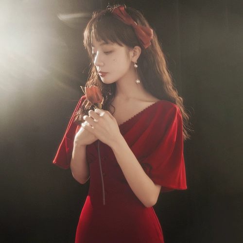 Вечернее платье, свадебное платье, бордовая длинная юбка, коллекция 2023, крой «рыбий хвост», V-образный вырез, по фигуре, яркий броский стиль