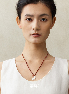 QIQI器契游马红石串珠项链