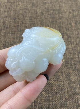 新疆和田玉籽料封侯拜相手把件