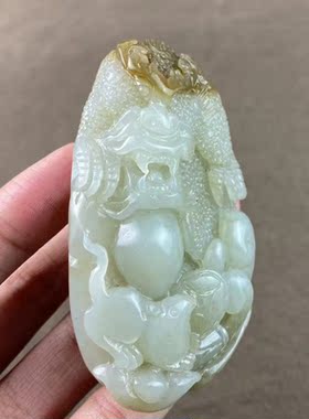 新疆和田玉糖白俏色巧雕龙行天下手把件