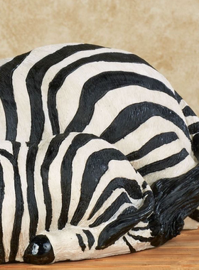 现 纽约下城公园进口温暖怀抱小憩的斑马母与子生动手绘装饰摆件