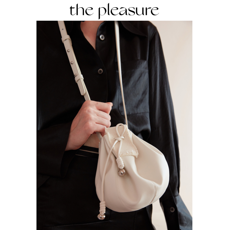 the pleasure原创设计师抽褶水桶包手机包牛皮斜挎果实包-图1