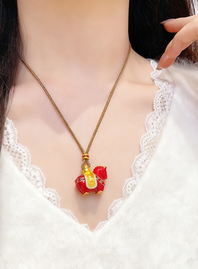 红色马上有钱吊坠项链女