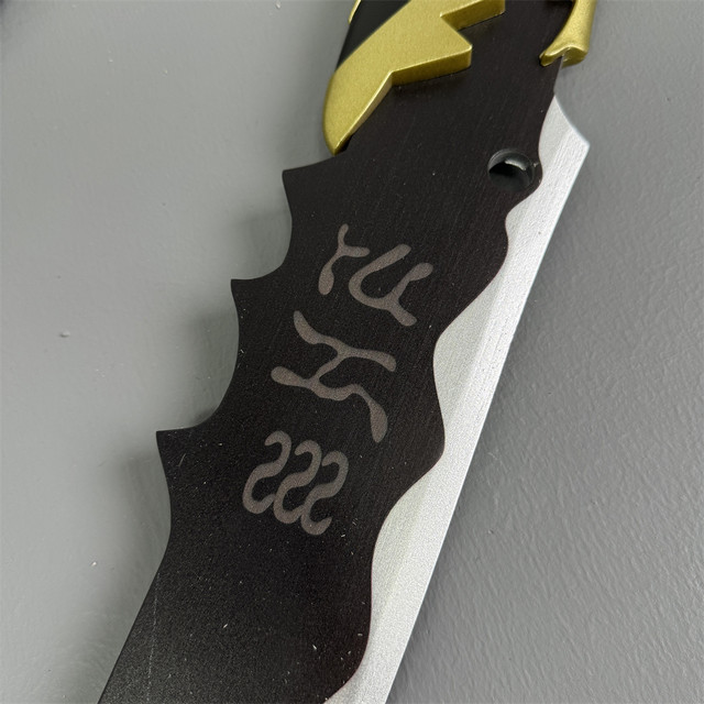 Wooden Seventh Epic Arashi COS serrated broadsword that can carry game anime props comic exhibition wooden knife