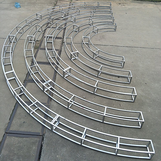 铁艺弧形桁架∝圆形桁架∝半圆弧形拱门架子∝异形婚庆架子定做∝