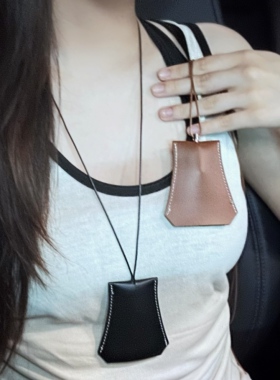 挂脖磁吸皮革墨镜夹项链女眼镜包收纳长款小众设计装饰挂链毛衣链