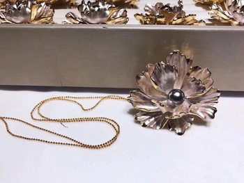 ເຄື່ອງປະດັບທີ່ເຮັດດ້ວຍມື DIY Seiko ຫນາ gold-plated white lotus corsage empty support hot semi-finished lotus pearl brooch for women