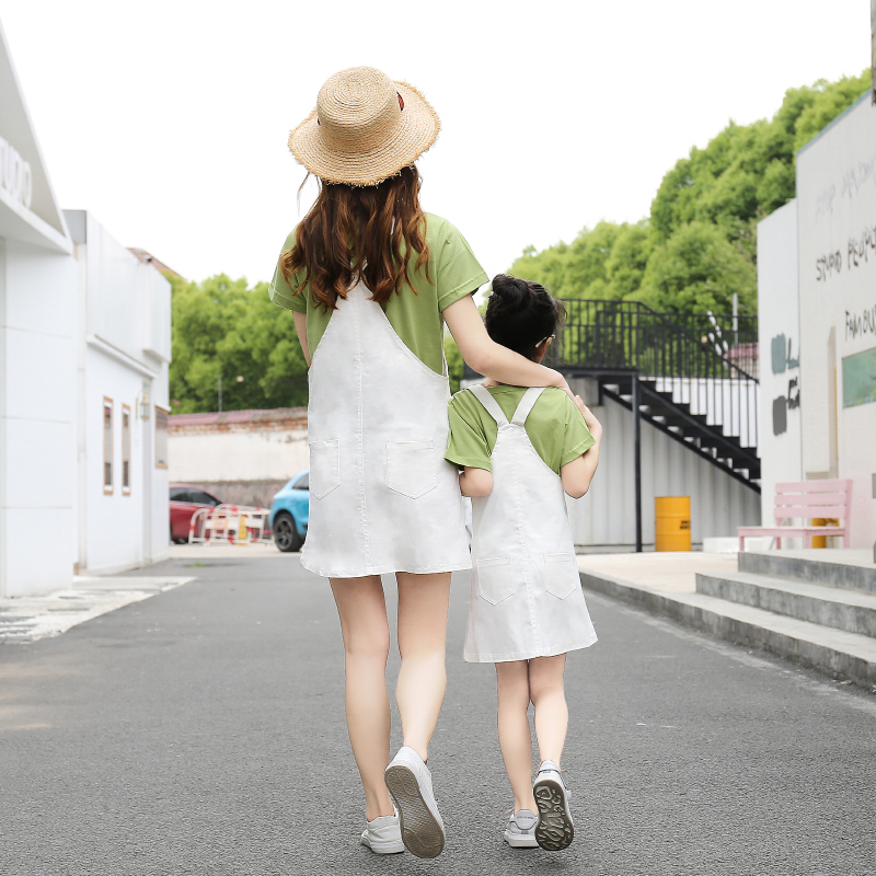 亲子装背带裙套装夏季新款一家三四口母女显瘦沙滩度假夏装连衣裙-图1