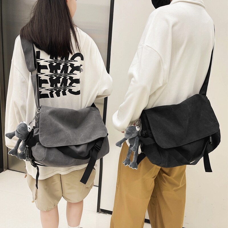 男潮牌2021新款日系男学生斜挎包 大牙男士包袋