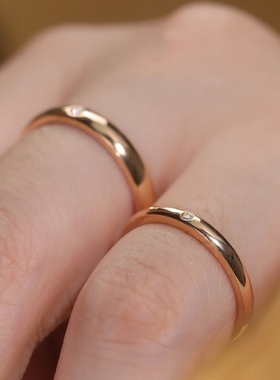 闪烁与典雅之光素圈戒指轻奢