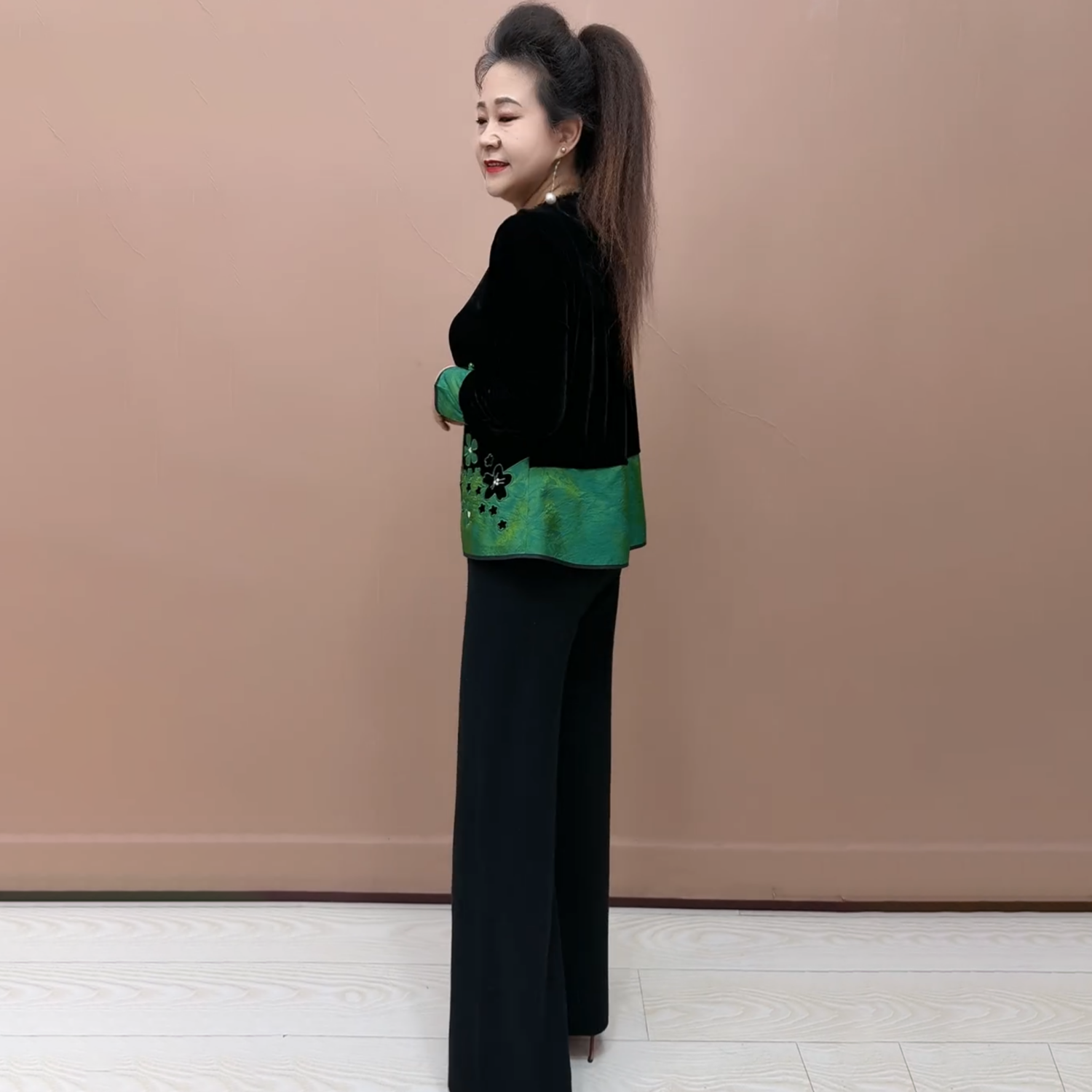 时尚洋气高贵妈妈春装宽松显瘦盘扣丝绒开衫中老年洋气减龄外套女,淘宝优惠券,粉丝福利购,淘宝优惠卷