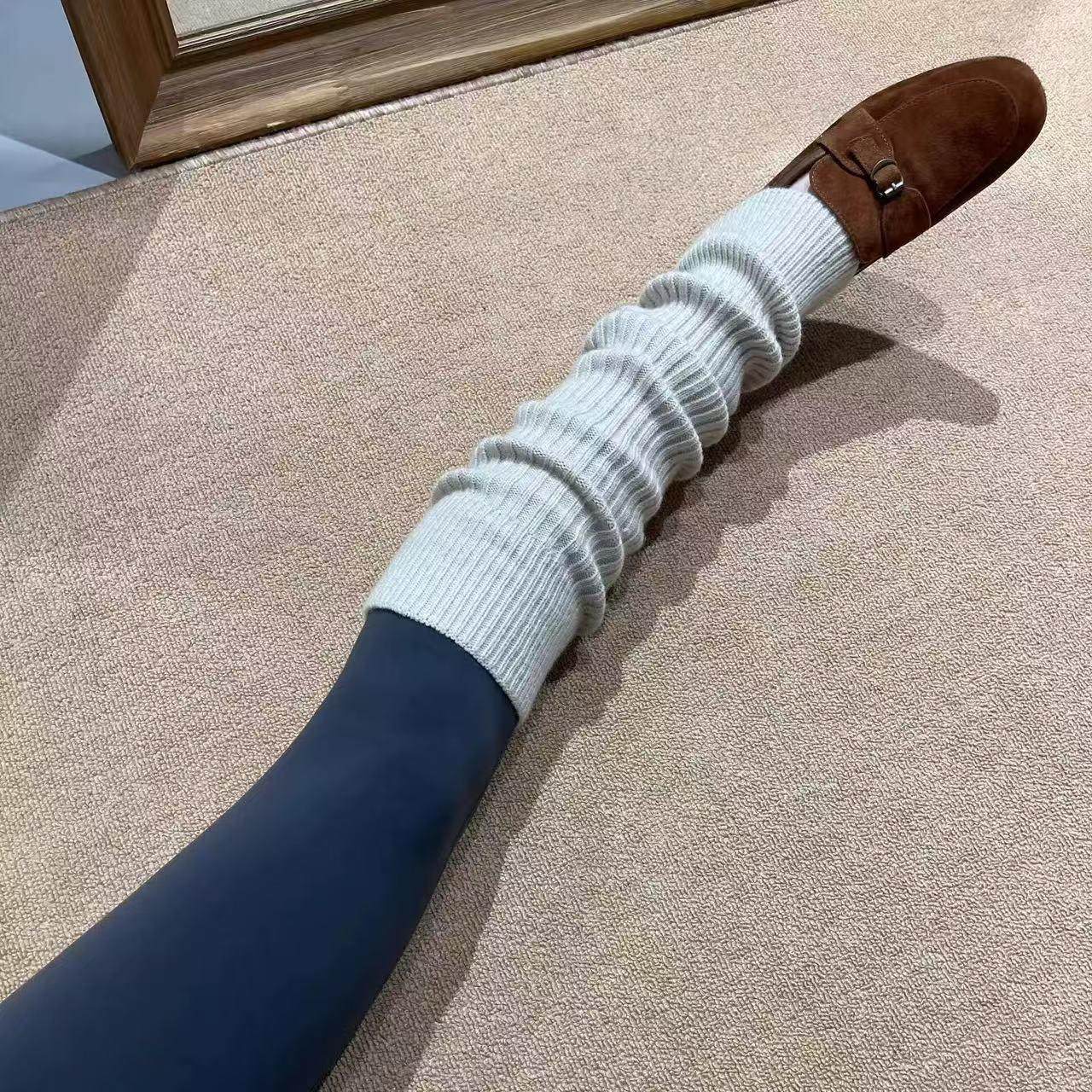 谁懂Leggings+袜套杀伤力!微喇袜套修饰腿型~既保暖又时尚!绝啦
