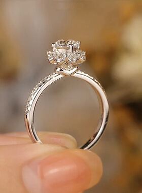 纯银莫桑石女少女捧花钻戒密钉小钻围镶设计一克拉显大款甜美婚戒