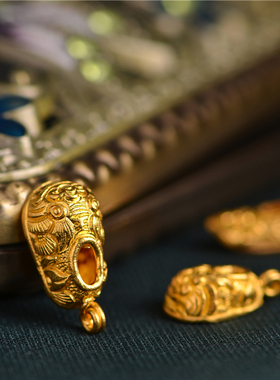 錾刻足金手工黄金虎头鞋小吊坠