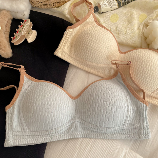 Simple underwear for women with small breasts gathered together