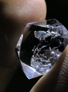 水晶包体水胆路异像之不老泉，很立体形象全包裹的永生泉水：）