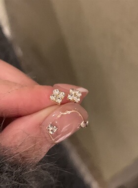 睡觉不香风迷你水钻耳钉