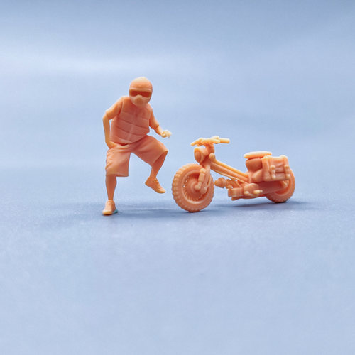 【嗯哼模型】1:64人偶1:43微缩白模街头流浪者头盔男和小摩托T907 - 图2