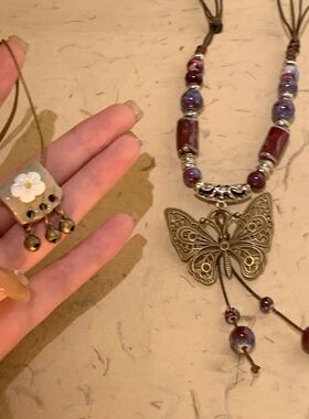 网红复古民族风陶瓷蝴蝶铃铛吊坠项链女2023年新款潮长款毛衣链配