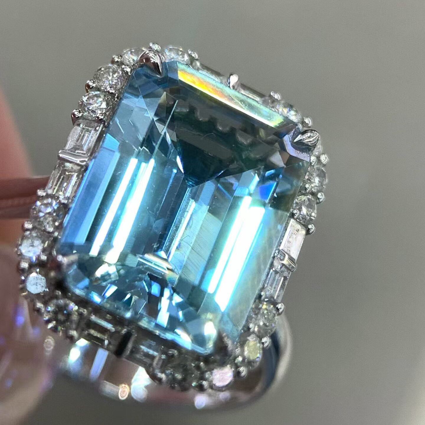 18K gold diamond-set clear Santa Maria aquamarine ring, main stone 4.85 carats