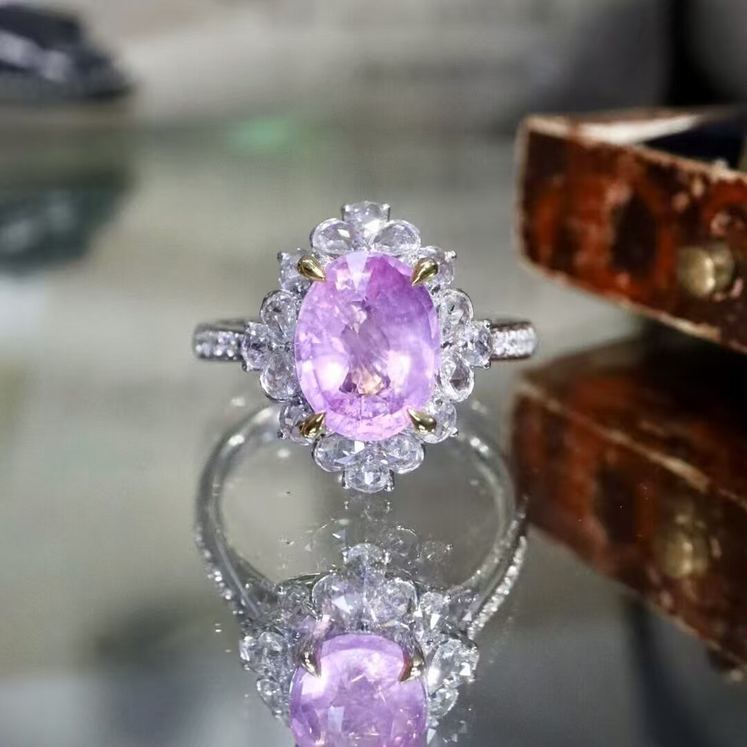 18K gold diamond inlaid natural unfired sapphire ring. The main stone is 3 carats, exuding a gentle and intellectual temperament.