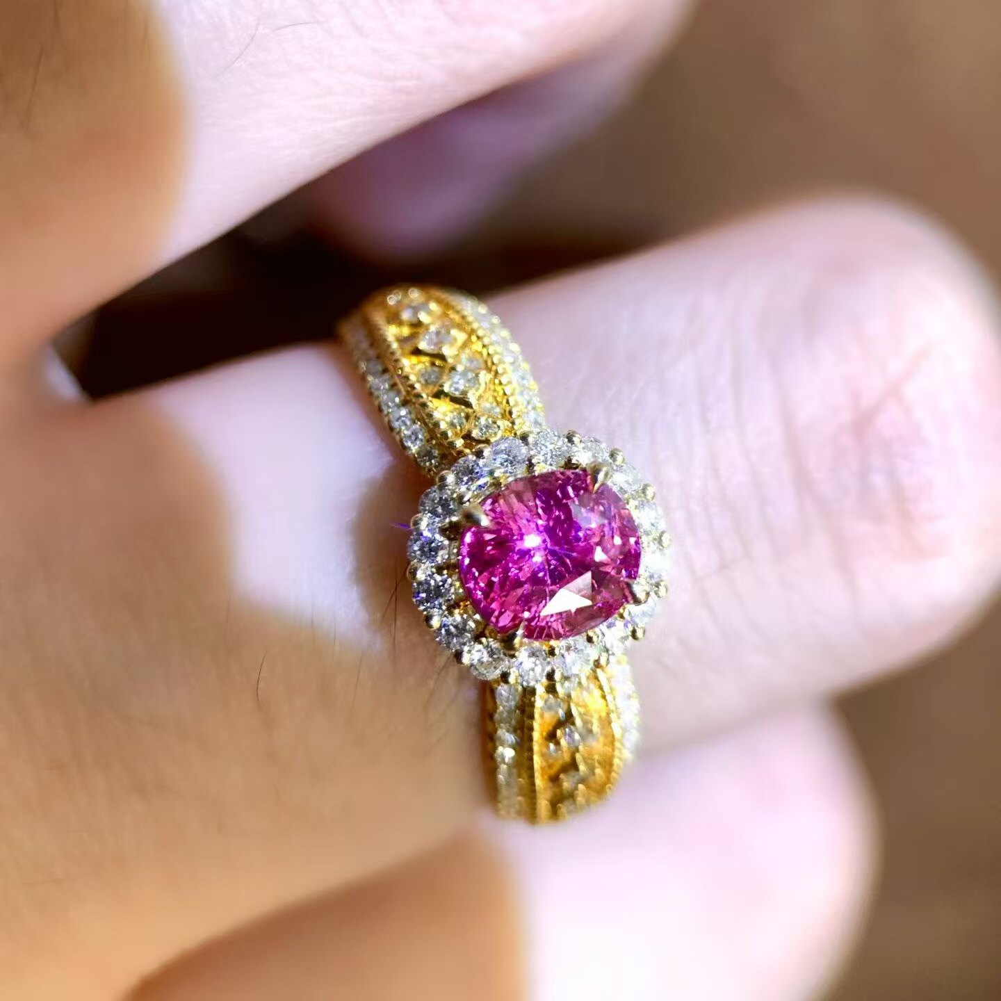 18K gold diamond inlaid Sri Lankan unfired padparadscha ring, main stone 1.35 carats, classic and versatile