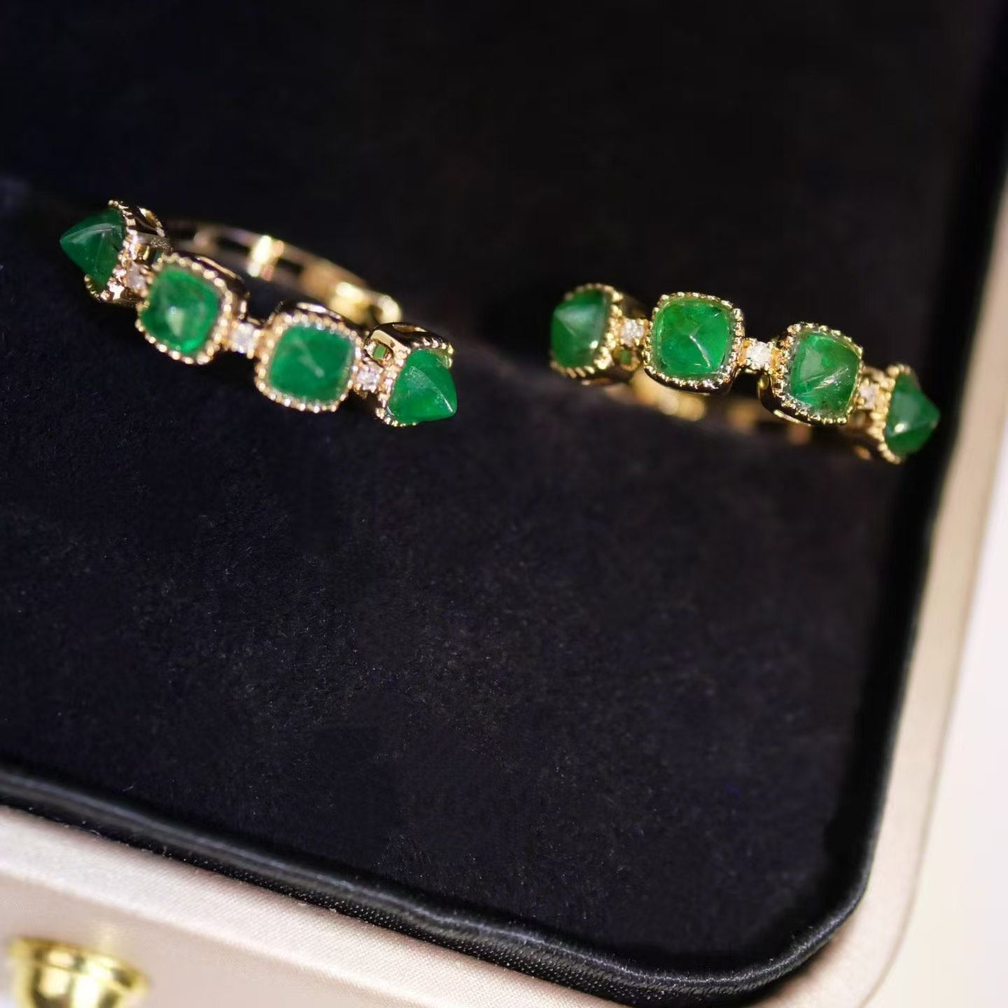 18K金镶嵌天然糖塔祖母绿耳扣 主石1克拉 精致高级 上耳百搭,淘宝优惠券,粉丝福利购,淘宝优惠卷