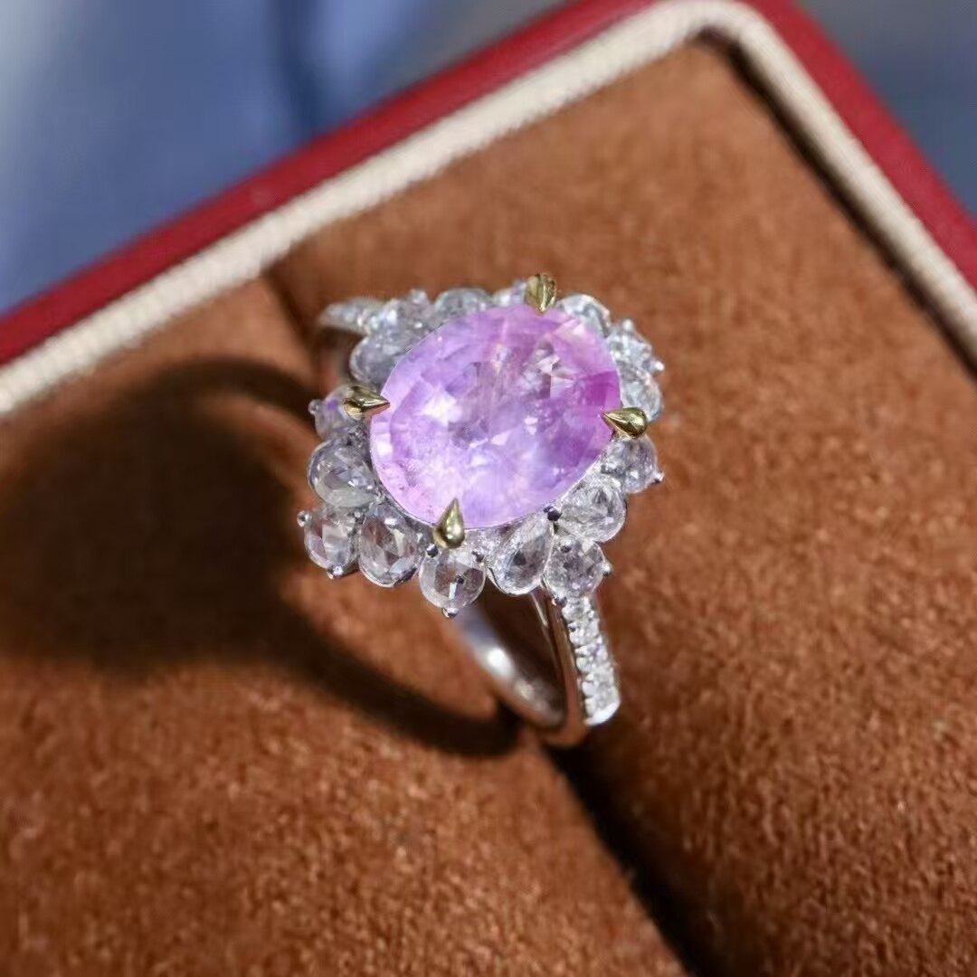 18K gold diamond inlaid natural unfired sapphire ring. The main stone is 3 carats, exuding a gentle and intellectual temperament.