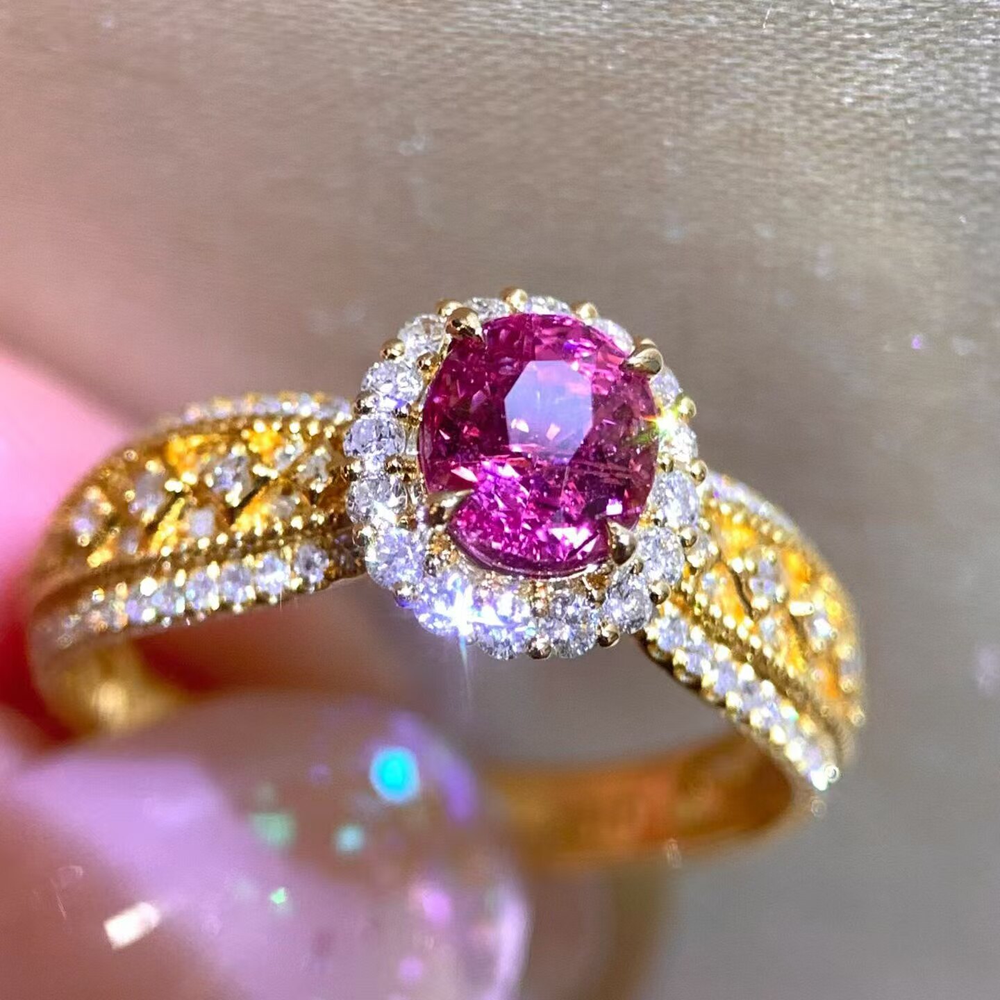 18K gold diamond inlaid Sri Lankan unfired padparadscha ring, main stone 1.35 carats, classic and versatile
