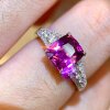 18K gold diamond inlaid natural unfired spinel ring. The main stone is 3.09 carats. The glass body has a dreamy color.