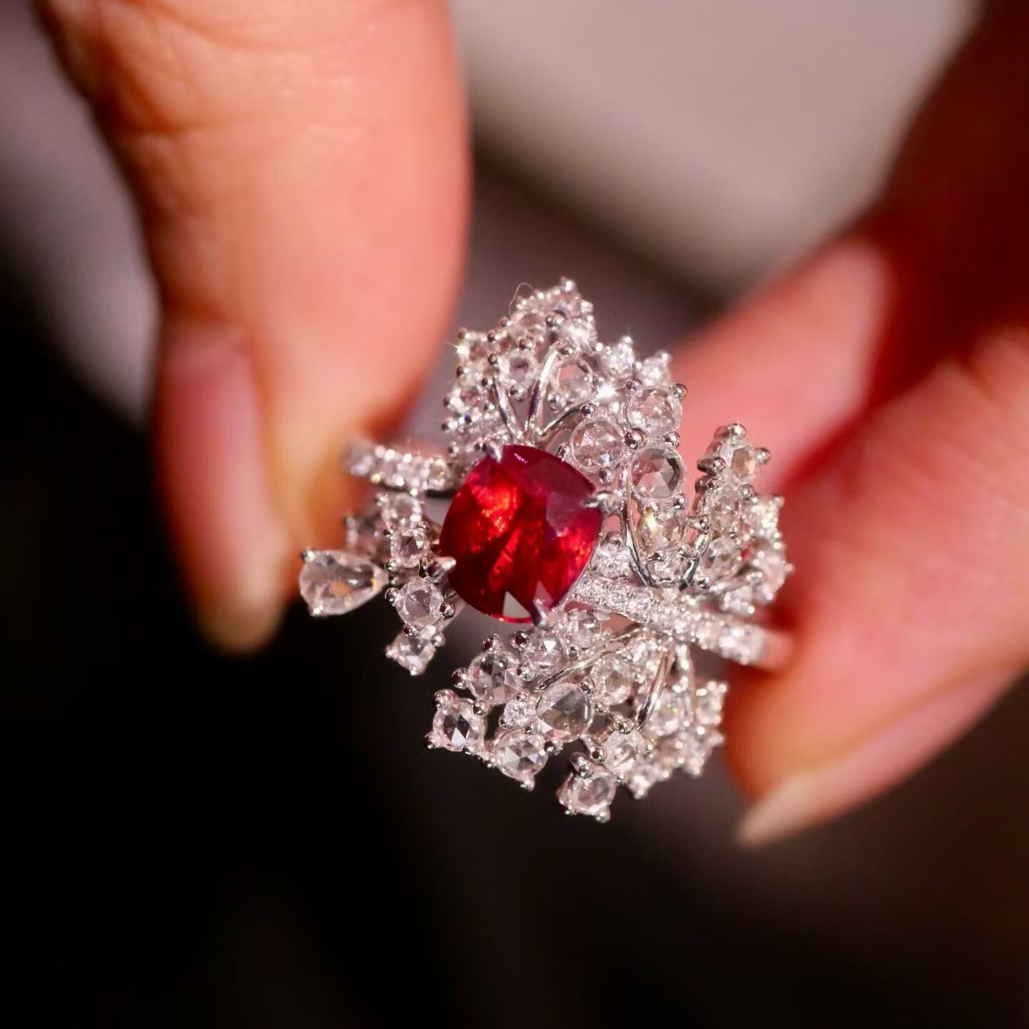 18K diamond inlaid non-fired ruby ring, main stone 1 carat, elegant and irresistible sense of luxury