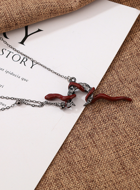 红蛇缠绕月亮吊坠甜酷风穿搭项链