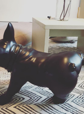 北欧家居摆件橱窗陈列撒尿斗牛犬