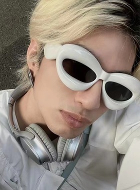 网红个性搞怪生日派对墨镜女蹦迪