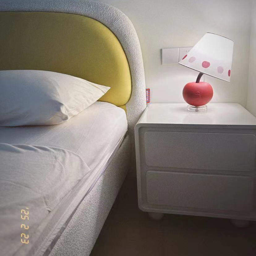 Tagi.《歪歪头苹果》可爱创意台灯客厅卧室床头玄关灯氛围小夜灯