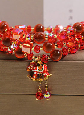 红色糖心玛瑙多层手链女轻奢精致木马吊坠手串本命年招财转运手饰